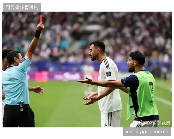 伊拉克队进攻依赖中锋支点，艾曼·侯赛因与沙特后卫阿里·布莱希的对抗成关键。