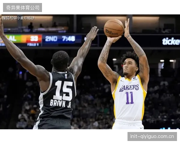 巴洛贡本赛季表现稳定且进步明显，尤其背身拿球能力得到显著增强。